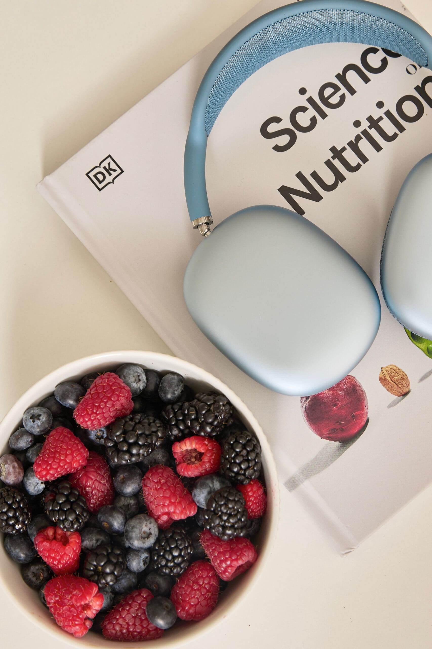 Cycle-based nutrition meal with iron-rich and hormone-supportive foods for women’s health.